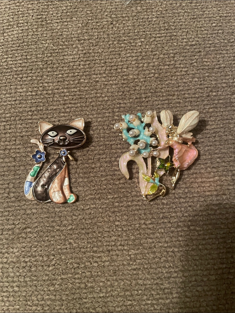 Brooch lot